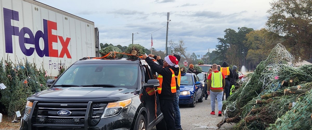 MCCS Lejeune-New River Helps Spread Holiday Cheer!